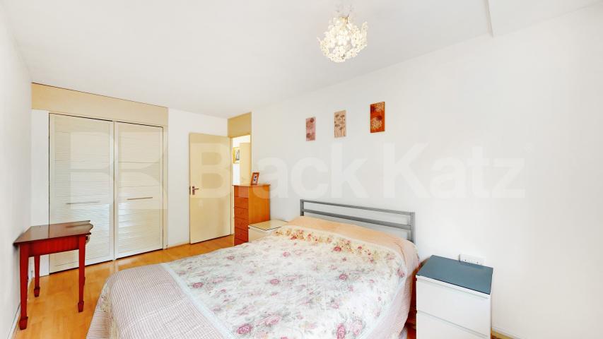 Stylish 2 Bed Split-Level Garden Flat in Prime W10 Location Dowland Street, Queens Park